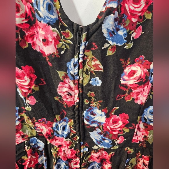 Lovesick Black Floral Crochet sleeve dress - plus size 2 - Picture 6 of 6